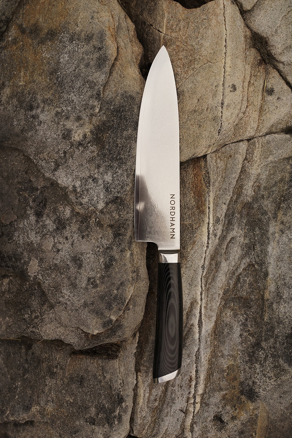 Kockkniv, 20 cm, i damaskusstål mot berg
