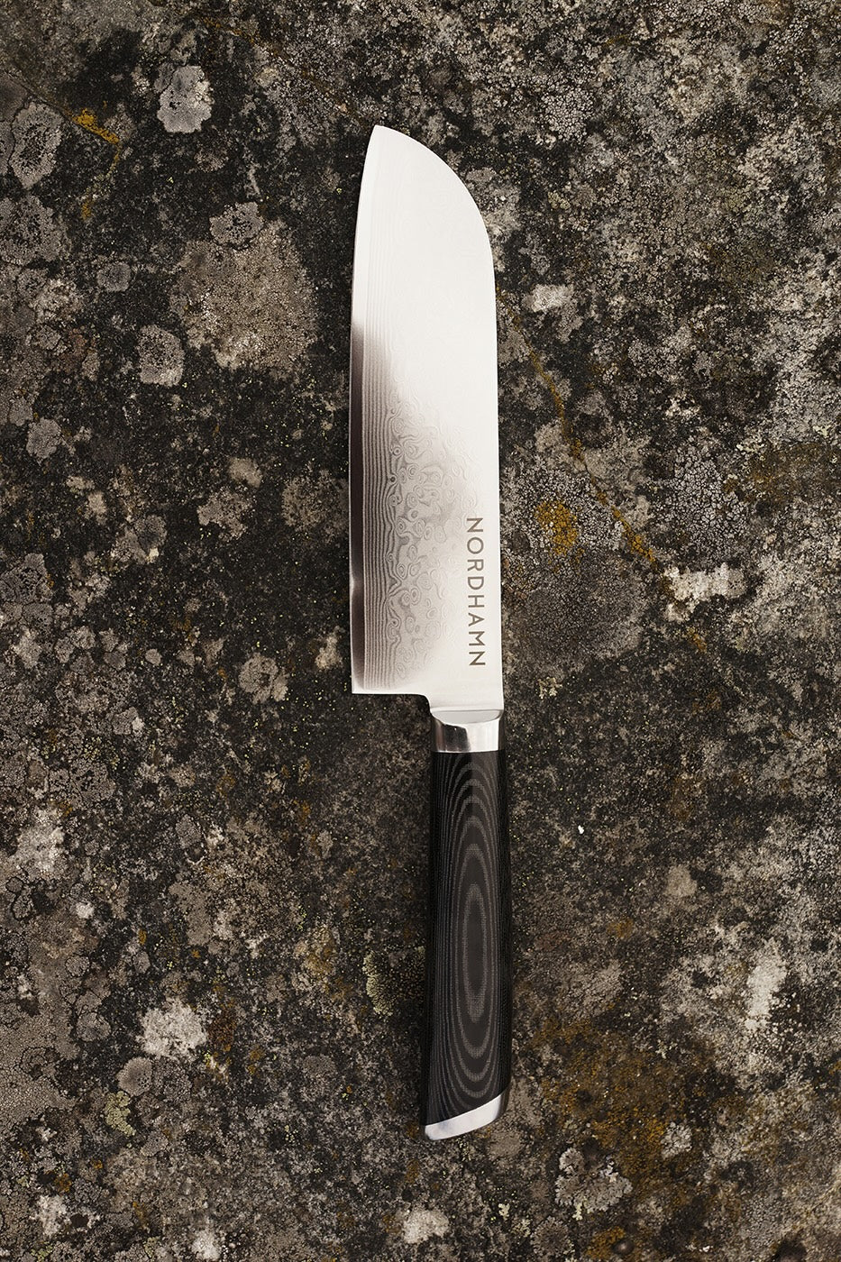 Santokukniv, 18 cm, i damaskusstål mot berg