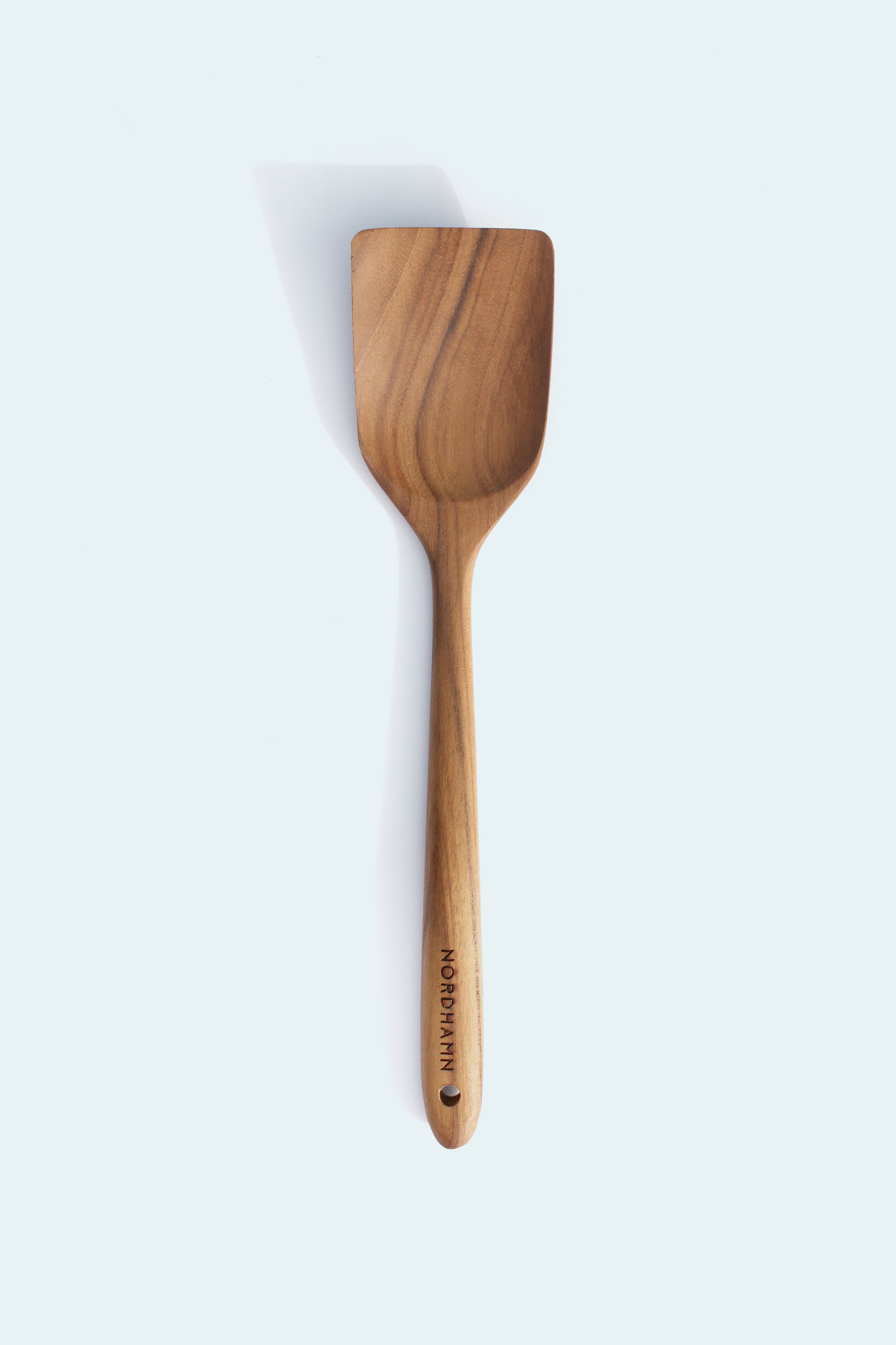 Stekspade, 34 cm, i teak mot ljus bakgrund