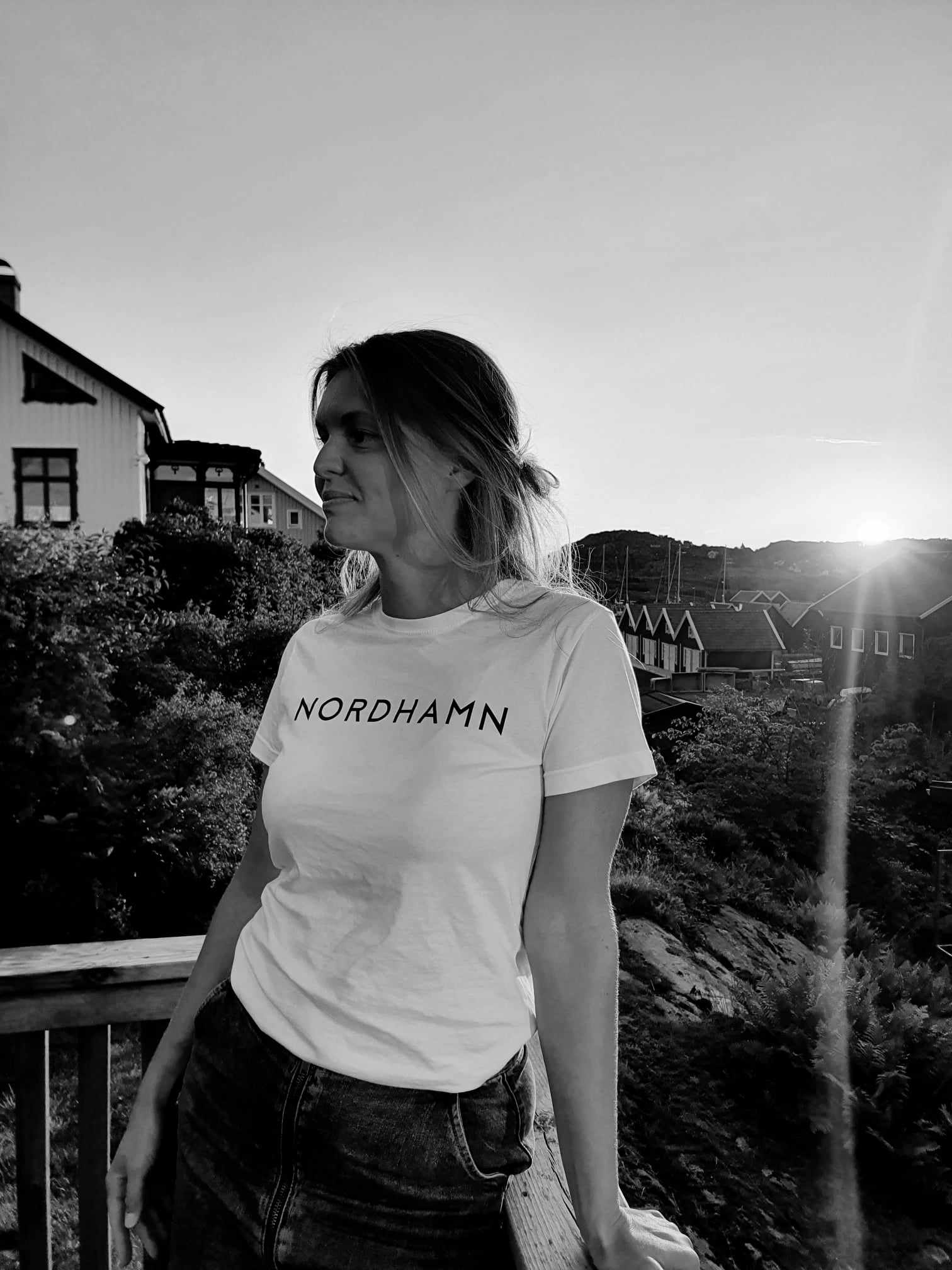 Dammodell bär vit t-shirt från Nordhamn