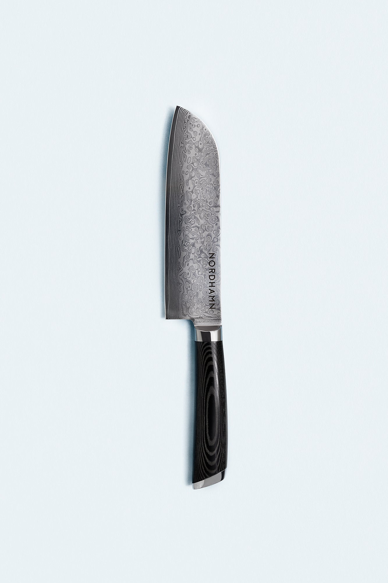 Santokukniv, 18 cm, från Nordhamn mot ljus bakgrund