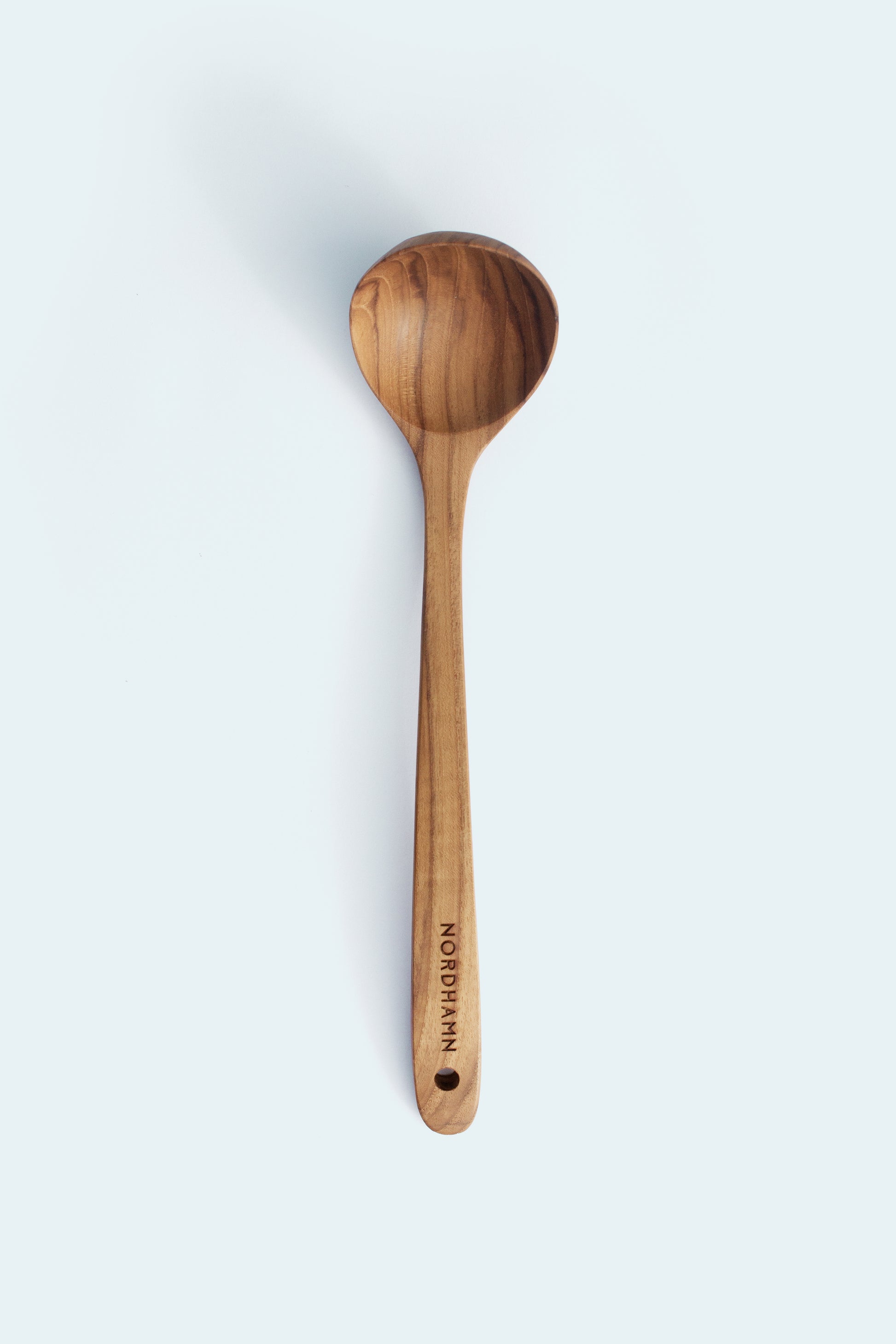 Soppslev, 31 cm, i teak mot ljus bakgrund