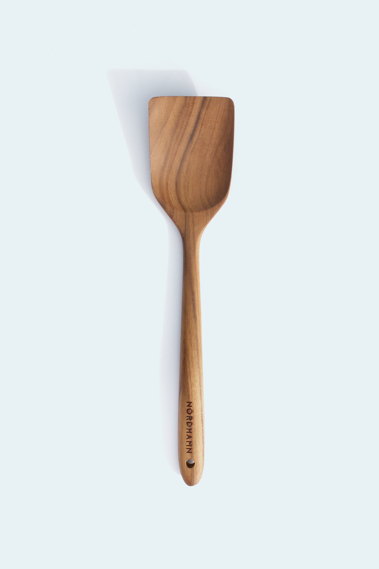 Stekspade, 34 cm, i teak mot ljus bakgrund