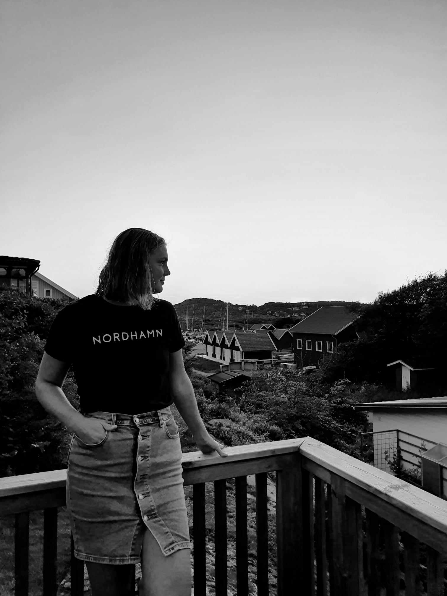 Dammodell bär svart t-shirt från Nordhamn