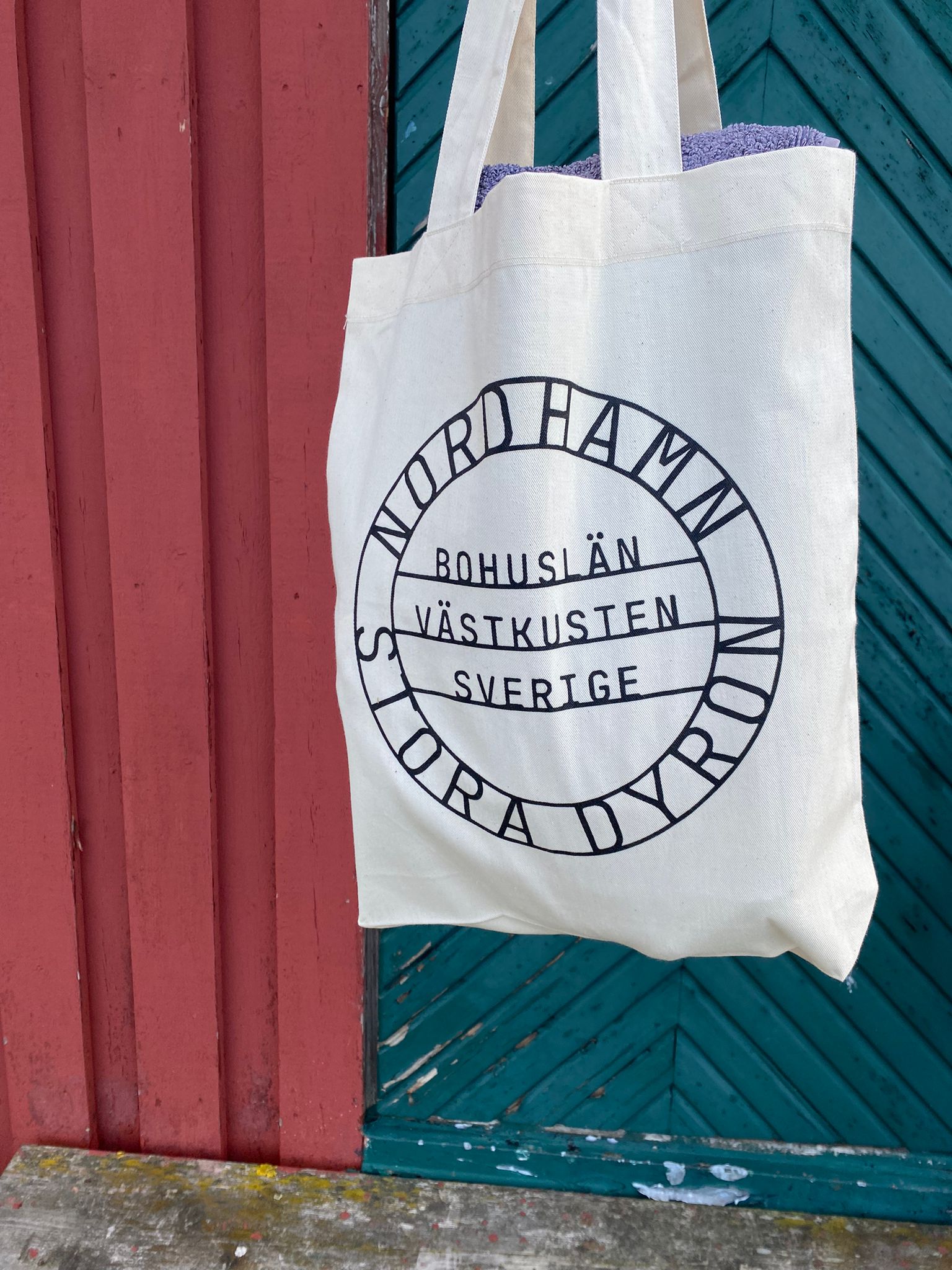 Tygkasse mot sjöbod