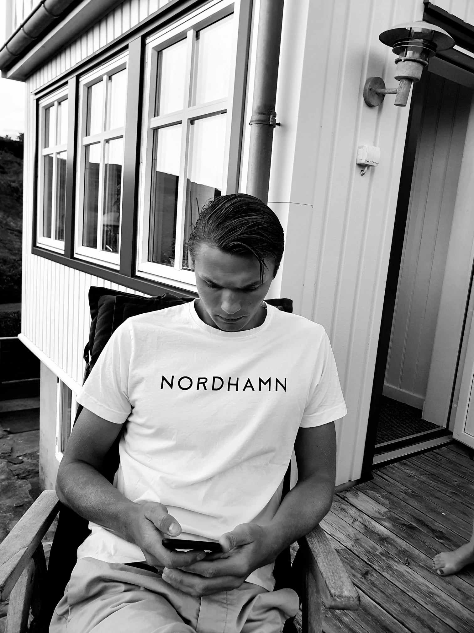 Herrmodell bär vit t-shirt från Nordhamn