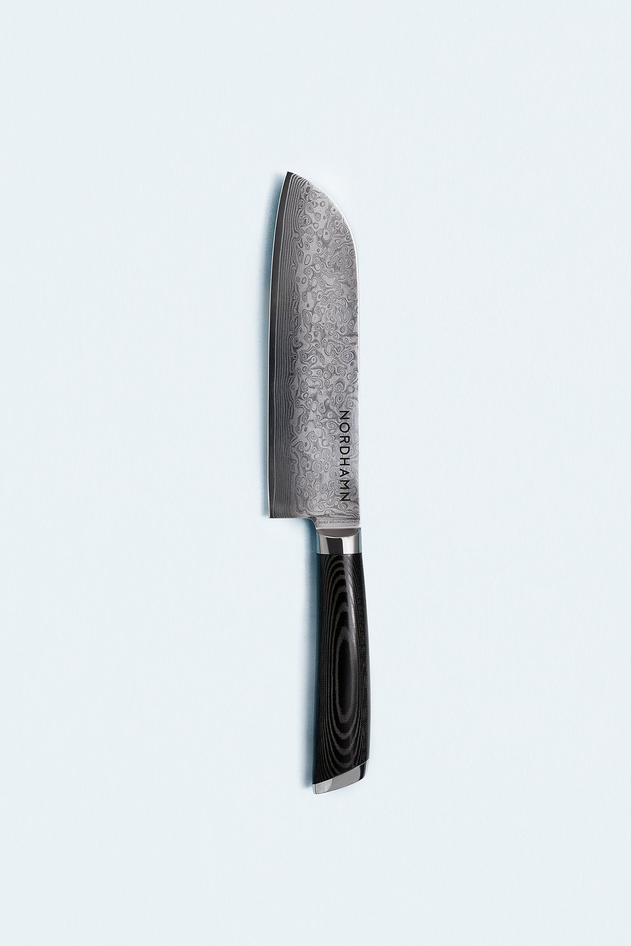 Santokukniv, 18 cm, från Nordhamn mot ljus bakgrund